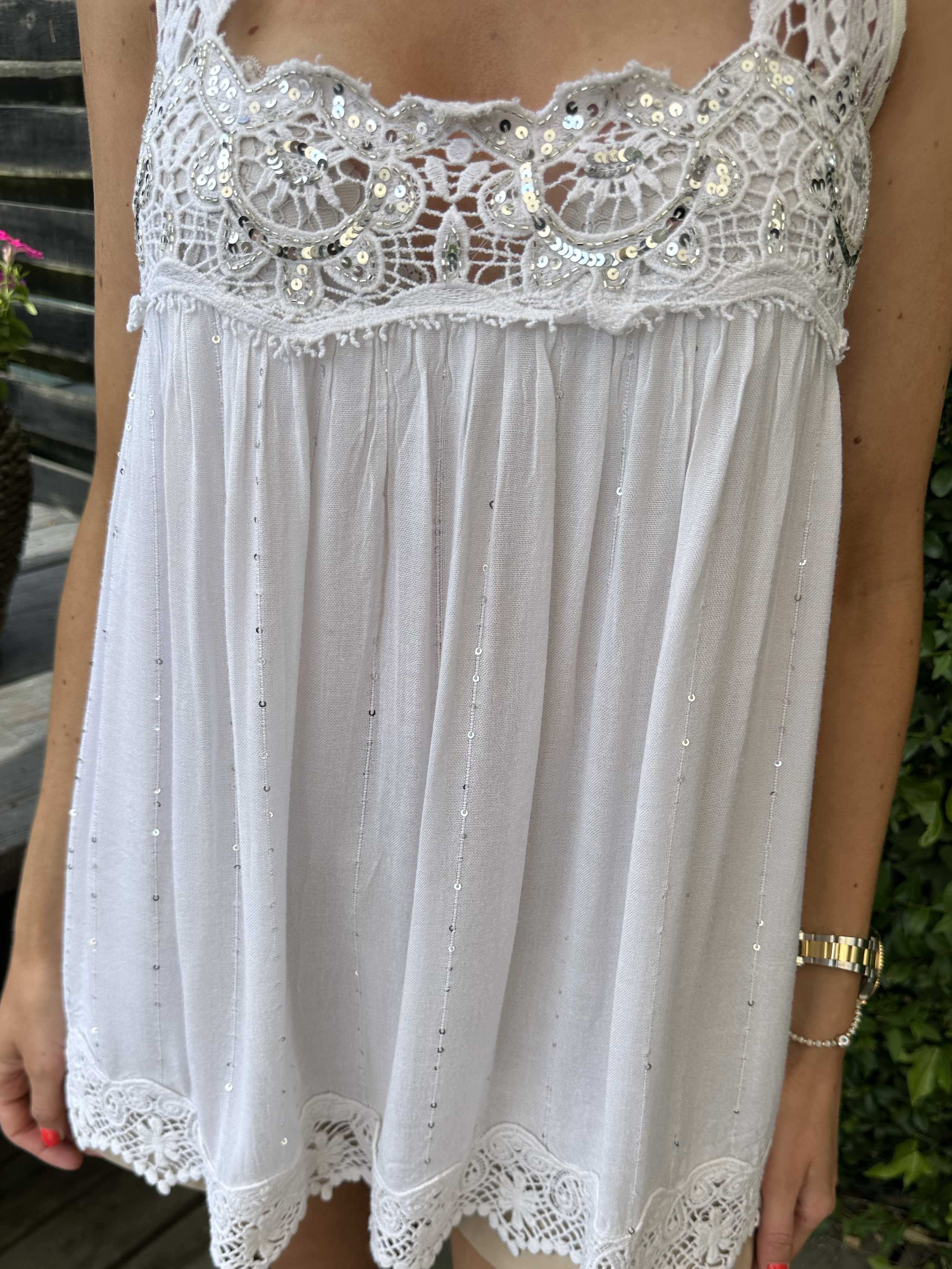 Opal - Sød top med broderet detaljer og pailletter